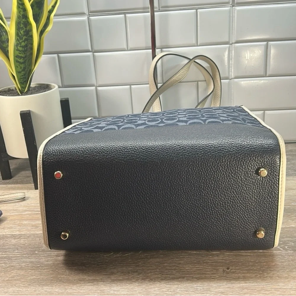 COACH C2823 TALL DEMPSEY CARRYALL SIGNATURE C WITH COACH PATCH & WRISTLET! - Picture 3 of 16